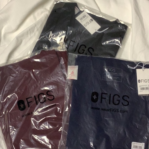 NWT FIGS XS w-casma three pocket top burgundy or black - Picture 7 of 7
